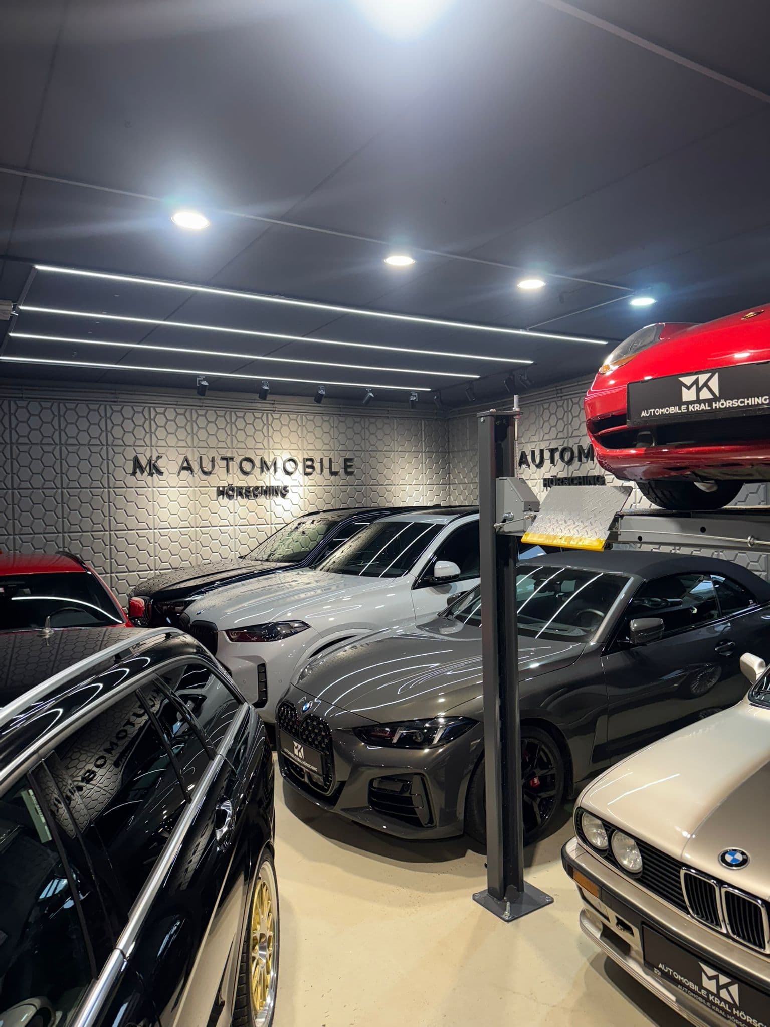 M.K. Automobile Showroom mit BMW und Oldtimern