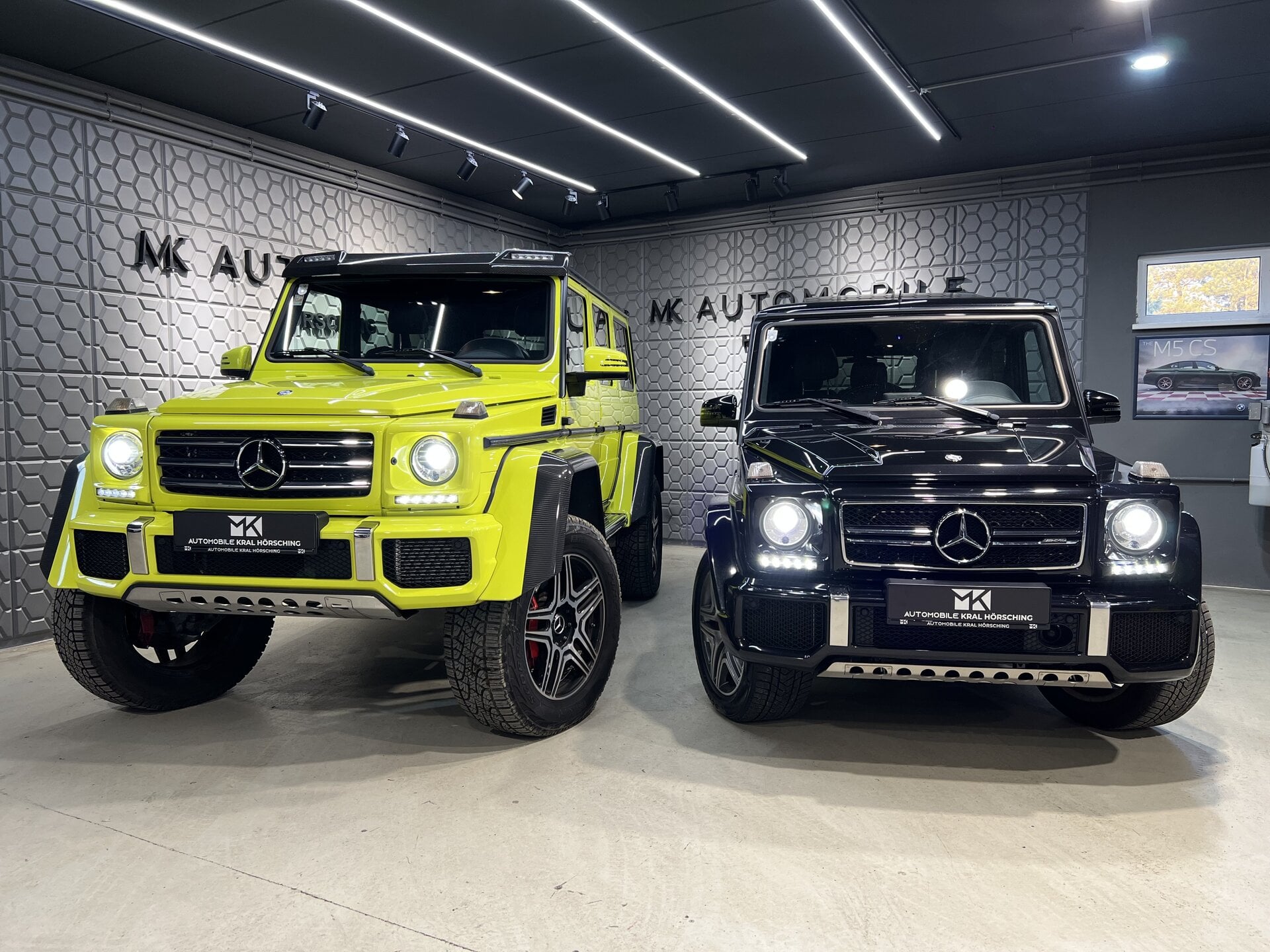 Zwei Mercedes G-Klassen im Showroom von M.K. Automobile