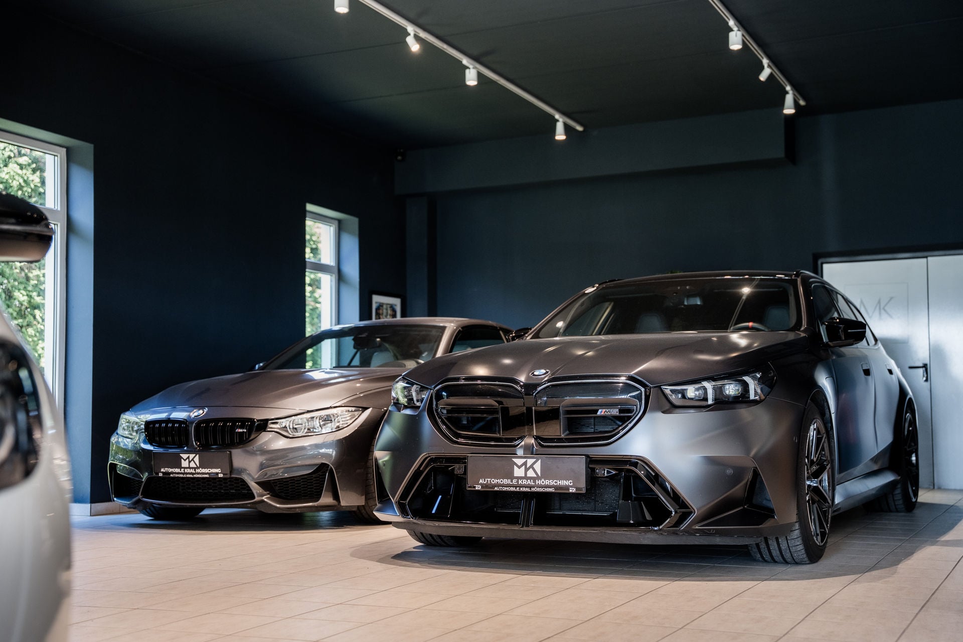 BMW M5 und BMW M4 im Showroom von M.K. Automobile